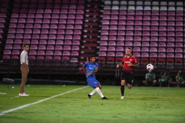 Nonthaburi-thailand-12SEP2021-NOPPANON KODCHAPALAYUK # 2, thunderdome Stadyumu, Tayland 'daki Chonburi Fc' e karşı muangthong 2021 'de eylem halindedir.