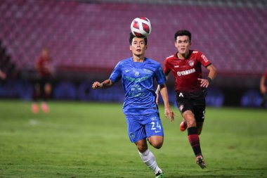 Thathaburi-thailand-12SEP2021-PHANUPHONG POLSA # 24 Muangthong ile Chonburi Fc arasında Thailand, Tayland 'daki stadyumda maç yapıyor.