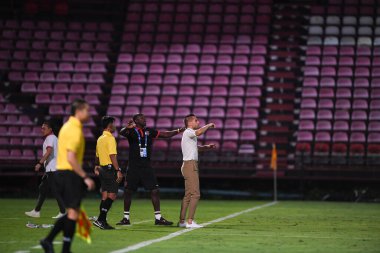 Nonthaburi-thailand-12-SEP-2021-MARIO GJUROVSKI Muangthong 'un baş antrenörü 2021 yılındaki muangthong maçında Thunderdome Stadyumu, Tayland' daki Chonburi Fc 'e karşı birlikte hareket etti.