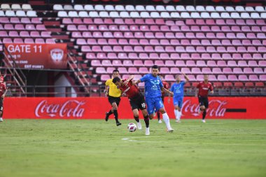 thaburi-thailand-12SEP2021-KRITSADA KAMAN # 5 Muangthong maçı sırasında Thunderdome Stadyumu 'ndaki Chonburi Fc' e karşı savaşıyor.