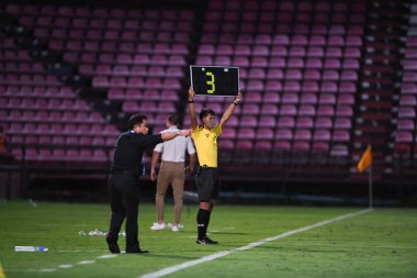 Thathaburi-thailand-12SEP2021-Asistanı hakem ek zaman çizelgesi tutuyor 2021 Muangthong ile Chonburi Fc arasında Thailand, Thailand 'daki stadyumda
