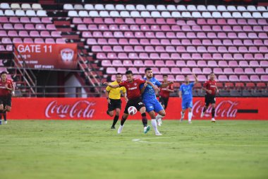 Nonthaburi-thailand-12SEP2021-MIRZAEV SARDOR # 10 Muangthong Oyuncusu 2021 yılındaki muangthong maçında Thunderdome Stadyumu, Tayland 'daki Chonburi Fc' e karşı birlikte hareket etti.