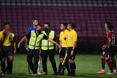 Thathaburi-thailand-12SEP2021-Ekip hakemi muangthong ile Chonburi Fc arasındaki maçta Thunderdome Stadyumu, Tayland