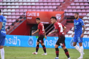 Nonthaburi-thailand-12SEP2021-PORAMET ARJVIRIA # 20 Muangthong Oyuncusu 2021 yılındaki muangthong maçında Thunderdome Stadyumu, Tayland 'daki Chonburi Fc' e karşı birlikte hareket etti.