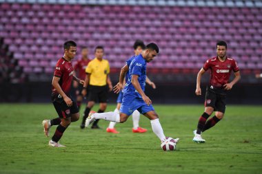 thaburi-thailand-12SEP2021-KRITSADA KAMAN # 5 Muangthong maçı sırasında Thunderdome Stadyumu 'ndaki Chonburi Fc' e karşı savaşıyor.