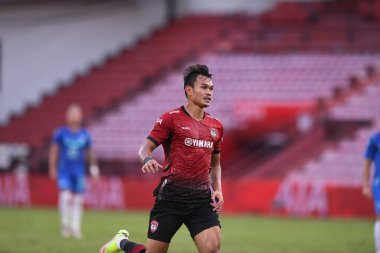 Nonthaburi-thailand-12SEP2021 - ADISAK KRAISORN # 11 Muangthong Oyuncusu 2021 yılındaki muangthong maçında Thunderdome Stadyumu, Tayland 'daki Chonburi Fc' e karşı birlikte hareket etti.
