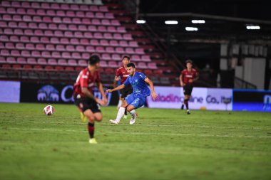 thaburi-thailand-12SEP2021-KRITSADA KAMAN # 5 Muangthong maçı sırasında Thunderdome Stadyumu 'ndaki Chonburi Fc' e karşı savaşıyor.