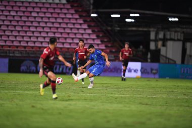 thaburi-thailand-12SEP2021-KRITSADA KAMAN # 5 Muangthong maçı sırasında Thunderdome Stadyumu 'ndaki Chonburi Fc' e karşı savaşıyor.