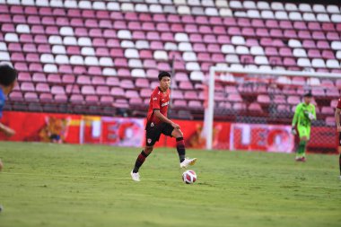 Nonthaburi-thailand-12SEP2021-WeERATHEP POMPHAN # 18 Muangthong Oyuncusu 2021 yılındaki muangthong maçında Thunderdome Stadyumu, Tayland 'daki Chonburi Fc' e karşı birleşmişti.