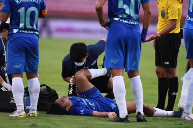 Thathaburi-Tayland-12SEP2021-Ekip Chonburi FC 'nin ilk yardımı 2021 yılındaki muangthong maçında Thaildome Stadyumu' ndaki Chonburi Fc 'e karşı.