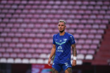Nonthaburi-thailand-12SEP2021-DENNIS MURILO SKRZYPIEC # 28 numara 2021 yılındaki muangthong maçında Thunderdome Stadyumu, Tayland 'daki Chonburi Fc' e karşı savaşıyor.