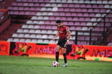 12SEP201- LUCAS ROCHA # 3 Muangthong Oyuncusu 2021 yılındaki muangthong mücadelesi sırasında Thunderdome Stadyumu 'ndaki Chonburi Fc' e karşı