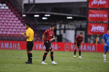thaburi-thailand-12SEP2021-ANUSORN NOOKEAW 2021 yılındaki muangthong maçında Thunderdome Stadyumu, Tayland 'daki Chonburi Fc' e karşı maç yapan hakem.