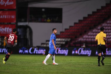thaburi-thailand-12SEP2021-KRITSADA KAMAN # 5 Muangthong maçı sırasında Thunderdome Stadyumu 'ndaki Chonburi Fc' e karşı savaşıyor.