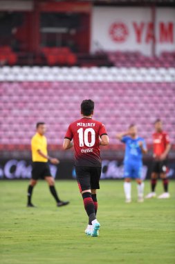 Nonthaburi-thailand-12SEP2021-MIRZAEV SARDOR # 10 Muangthong Oyuncusu 2021 yılındaki muangthong maçında Thunderdome Stadyumu, Tayland 'daki Chonburi Fc' e karşı birlikte hareket etti.