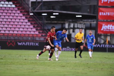 Nonthaburi-thailand-12SEP2021-PORAMET ARJVIRIA # 20 Muangthong Oyuncusu 2021 yılındaki muangthong maçında Thunderdome Stadyumu, Tayland 'daki Chonburi Fc' e karşı birlikte hareket etti.