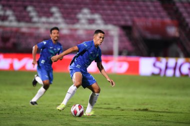 Thathaburi-Tayland-12SEP2021-SETTAWUT # 27 WONGSAI 2021 yılındaki muangthong maçında Thunderdome Stadyumu, Tayland 'daki Chonburi Fc' e karşı.