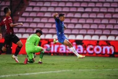 Thathaburi-Tayland-12SEP2021-SETTAWUT # 27 WONGSAI 2021 yılındaki muangthong maçında Thunderdome Stadyumu, Tayland 'daki Chonburi Fc' e karşı.