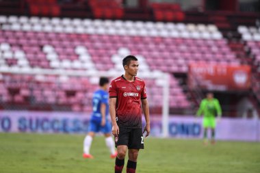 Nonthaburi-thailand-12SEP2021-PORAMET ARJVIRIA # 20 Muangthong Oyuncusu 2021 yılındaki muangthong maçında Thunderdome Stadyumu, Tayland 'daki Chonburi Fc' e karşı birlikte hareket etti.