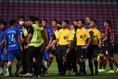 Thathaburi-thailand-12SEP2021-Ekip hakemi muangthong ile Chonburi Fc arasındaki maçta Thunderdome Stadyumu, Tayland