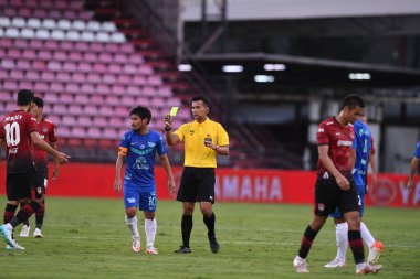 thaburi-thailand-12SEP2021-ANUSORN NOOKEAW 2021 yılındaki muangthong maçında Thunderdome Stadyumu, Tayland 'daki Chonburi Fc' e karşı maç yapan hakem.