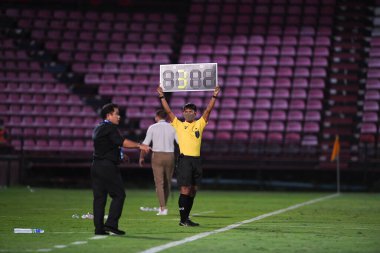 Thathaburi-thailand-12SEP2021-Asistanı hakem ek zaman çizelgesi tutuyor 2021 Muangthong ile Chonburi Fc arasında Thailand, Thailand 'daki stadyumda