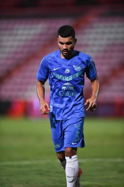 thaburi-thailand-12SEP2021-KRITSADA KAMAN # 5 Muangthong maçı sırasında Thunderdome Stadyumu 'ndaki Chonburi Fc' e karşı savaşıyor.