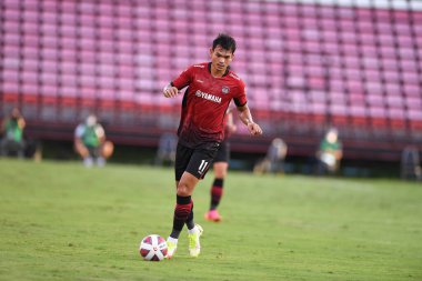Nonthaburi-thailand-12SEP2021 - ADISAK KRAISORN # 11 Muangthong Oyuncusu 2021 yılındaki muangthong maçında Thunderdome Stadyumu, Tayland 'daki Chonburi Fc' e karşı birlikte hareket etti.