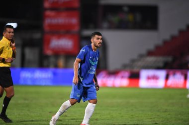 thaburi-thailand-12SEP2021-KRITSADA KAMAN # 5 Muangthong maçı sırasında Thunderdome Stadyumu 'ndaki Chonburi Fc' e karşı savaşıyor.