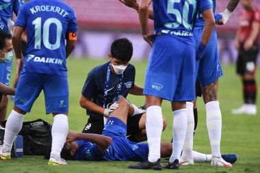 Thathaburi-Tayland-12SEP2021-Ekip Chonburi FC 'nin ilk yardımı 2021 yılındaki muangthong maçında Thaildome Stadyumu' ndaki Chonburi Fc 'e karşı.