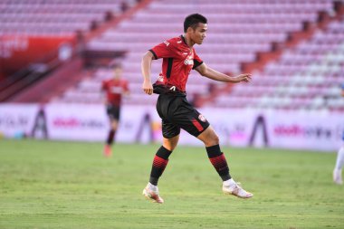 Nonthaburi-thailand-12SEP2021-PORAMET ARJVIRIA # 20 Muangthong Oyuncusu 2021 yılındaki muangthong maçında Thunderdome Stadyumu, Tayland 'daki Chonburi Fc' e karşı birlikte hareket etti.