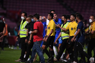 Thathaburi-thailand-12SEP2021-Ekip hakemi muangthong ile Chonburi Fc arasındaki maçta Thunderdome Stadyumu, Tayland