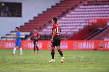 Nonthaburi-thailand-12SEP2021 - ADISAK KRAISORN # 11 Muangthong Oyuncusu 2021 yılındaki muangthong maçında Thunderdome Stadyumu, Tayland 'daki Chonburi Fc' e karşı birlikte hareket etti.