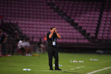 Nonthaburi-thailand-12SEP2021 POPPRASERT Chonburi FC 'nin koçu 2021 yılındaki muangthong maçında Thunderdome Stadyumu, Tayland' daki Chonburi Fc 'e karşı.