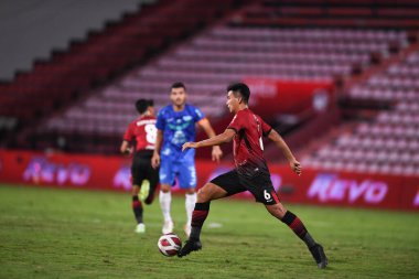 thaburi-thailand-12SEP2021-THIRAPHON YOYOYOEI # 6 Muangthong oyuncusu 2021 yılındaki muangthong maçında Thunderdome Stadyumu, Tayland 'daki Chonburi Fc' e karşı birlikte hareket etti.
