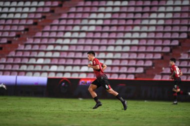 thaburi-thailand-12SEP2021-THIRAPHON YOYOYOEI # 6 Muangthong oyuncusu 2021 yılındaki muangthong maçında Thunderdome Stadyumu, Tayland 'daki Chonburi Fc' e karşı birlikte hareket etti.