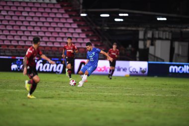 thaburi-thailand-12SEP2021-KRITSADA KAMAN # 5 Muangthong maçı sırasında Thunderdome Stadyumu 'ndaki Chonburi Fc' e karşı savaşıyor.