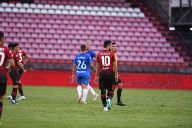 Nonthaburi-thailand-12SEP2021-MIRZAEV SARDOR # 10 Muangthong Oyuncusu 2021 yılındaki muangthong maçında Thunderdome Stadyumu, Tayland 'daki Chonburi Fc' e karşı birlikte hareket etti.
