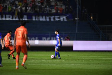 Thanyaburi-Pathumthani-6NOV2021: Chatmongkol thongkiri # 24 BG Pathongkiri, bgpu ile Tayland 'daki Leo Stadyumu' nda defnedilme maçı sırasında bgpu arasında eylem halinde.