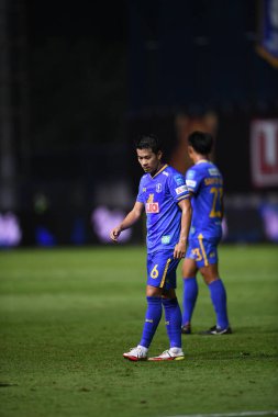 Thanyaburi-Pathumthani-6NOV2021: Sarach yooyen # 6 bg pathum oyuncusu bgpu ile bgpu arasında Tayland 'daki Leo Stadyumu' nda defnedilmeye karşı eylem halinde.