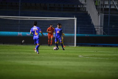 Thanyaburi-Pathumthani-6NOV2021: Chatmongkol thongkiri # 24 BG Pathongkiri, bgpu ile Tayland 'daki Leo Stadyumu' nda defnedilme maçı sırasında bgpu arasında eylem halinde.