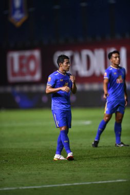 Thanyaburi-Pathumthani-6NOV2021: Sarach yooyen # 6 bg pathum oyuncusu bgpu ile bgpu arasında Tayland 'daki Leo Stadyumu' nda defnedilmeye karşı eylem halinde.