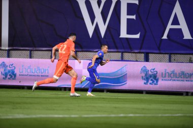 Thanyaburi-Pathumthani-6NOV2021: Santiphap channgom # 23 bg pathum çalgıcısı bgpu ile Tayland 'daki Leo Stadyumu' nda defnedilmeye karşı bgpu arasında eylem halinde.