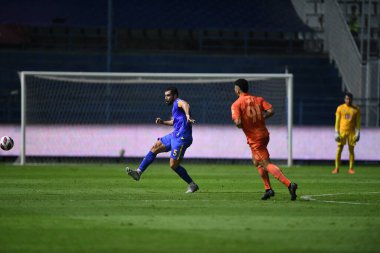 Thanyaburi-Pathumthani-6NOV2021: 5 numaralı Victor Cardozo bg pathum oyuncusu bgpu-2021 arasındaki maçta Leo Stadyumu, Tayland 'da defnedilmeye karşı.
