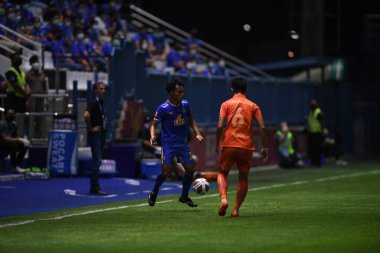 Thanyaburi-Pathumthani-6NOV2021: Santiphap channgom # 23 bg pathum çalgıcısı bgpu ile Tayland 'daki Leo Stadyumu' nda defnedilmeye karşı bgpu arasında eylem halinde.