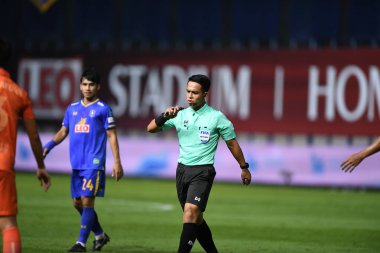 Thanyaburi-Pathumthani-6NOV2021: Warinthon sassadee hakemliği bgpu ile Tayland 'daki Leo Stadyumu' nda defnedilmeye karşı 2021 arasındaki maçta