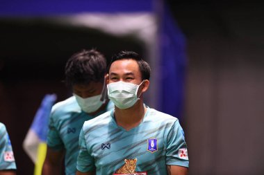 Thanyaburi-Pathumthani-6NOV2021: Sümanya purisai # 11 bg pathum oyuncusu bgpu ile bgpu arasında Tayland 'daki Leo Stadyumu' nda defnedilmeye karşı eylem halinde.