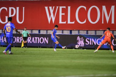 Thanyaburi-Pathumthani-6NOV2021: Chaowat veerachat # 4 bg pathum oyuncusu bgpu ile Tayland 'daki Leo Stadyumu' nda defnedilmeye karşı bgpu arasında eylem halinde.