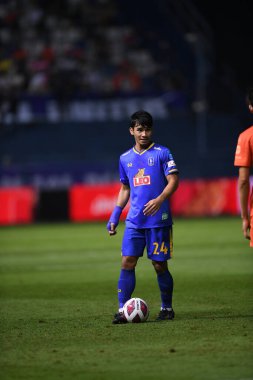 Thanyaburi-Pathumthani-6NOV2021: Chatmongkol thongkiri # 24 BG Pathongkiri, bgpu ile Tayland 'daki Leo Stadyumu' nda defnedilme maçı sırasında bgpu arasında eylem halinde.