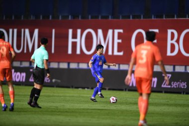 Thanyaburi-Pathumthani-6NOV2021: Chatmongkol thongkiri # 24 BG Pathongkiri, bgpu ile Tayland 'daki Leo Stadyumu' nda defnedilme maçı sırasında bgpu arasında eylem halinde.